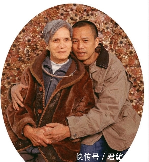 他被称“艺术疯子”,拿自己身上的肋骨做项链,让所爱的女人戴上