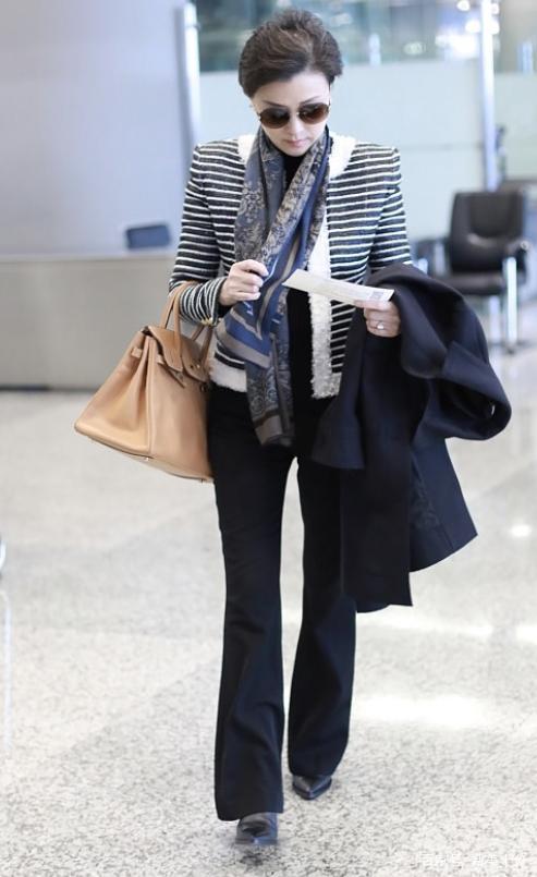 52岁杨澜真会穿,一身黑白配看似简单却暗藏玄机,难怪你穿不好看