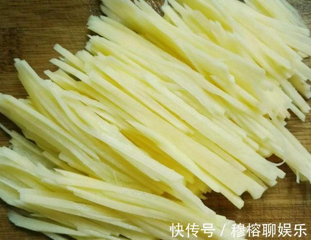 口感|炒土豆丝时别直接下锅,加上一步,吃起来脆爽入味,口感更上一层