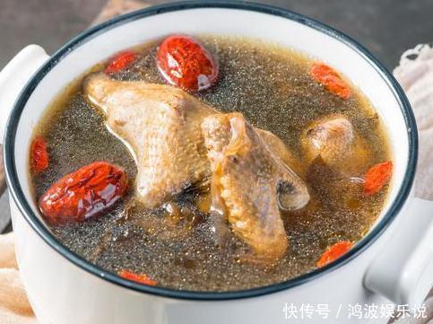 炖鸽子汤时,两样调料不要加,很多人不清楚,难怪汤不鲜美