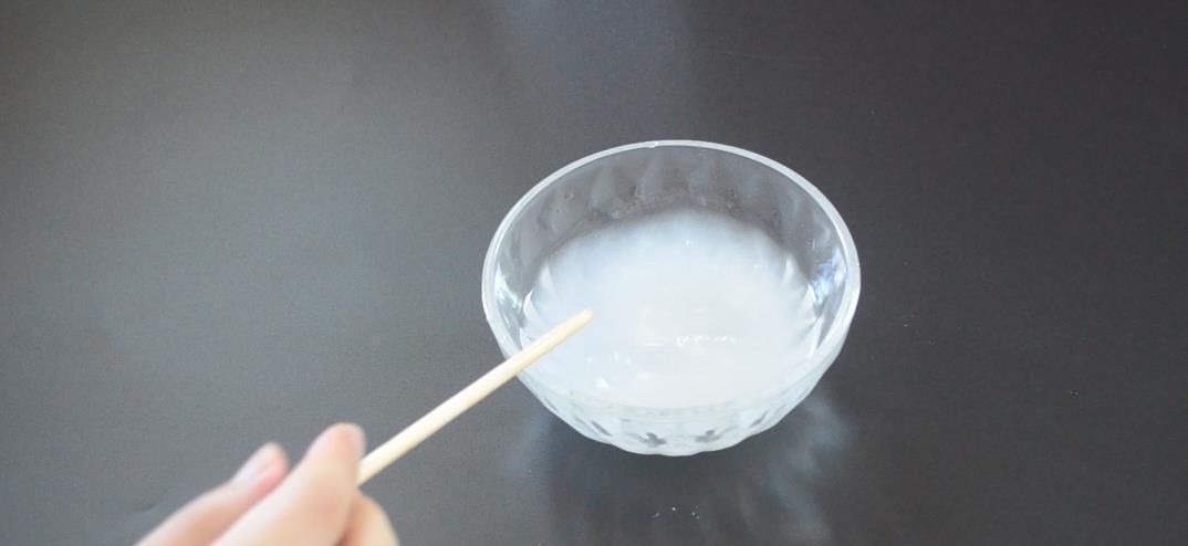 不管马桶多黄多脏, 只需倒一碗它进去, 马桶一冲立马变干净