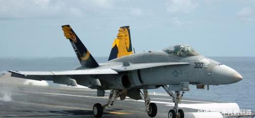 F18大黄蜂战机 加强版飞行却不幸坠毁海里 三哥 自愧不如 快资讯