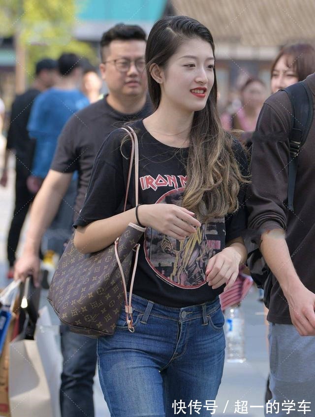 靴子 休闲随性的穿搭以简单为主,短袖配牛仔裤简约时尚!