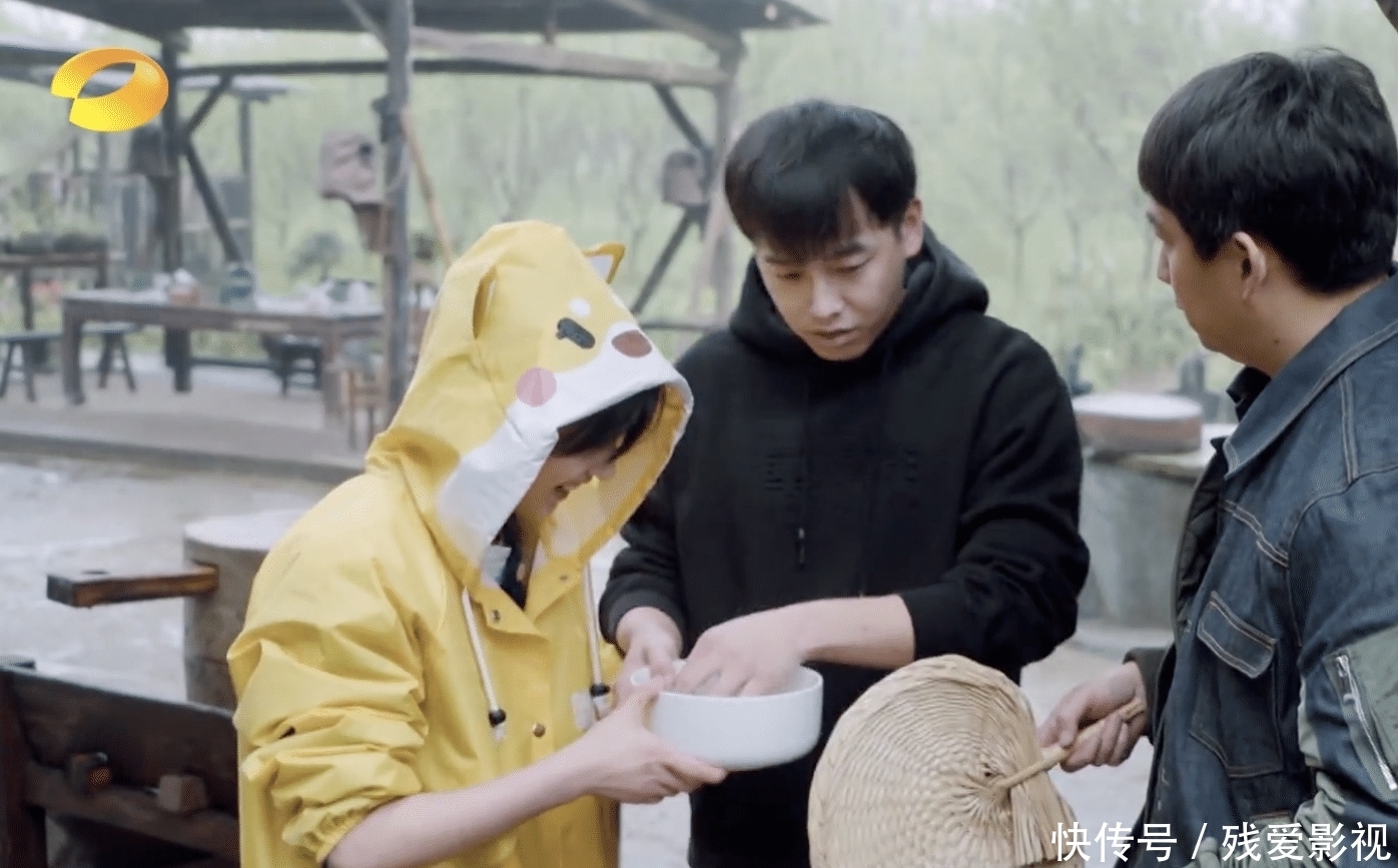 黄磊|张艺兴围观杨紫干活却不帮忙,黄磊4次点拨:无奈张艺兴太直男