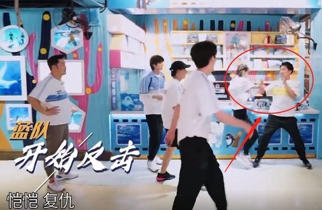 郑恺秒撕蔡徐坤名牌,蔡徐坤下一秒的行为,暴露出人品