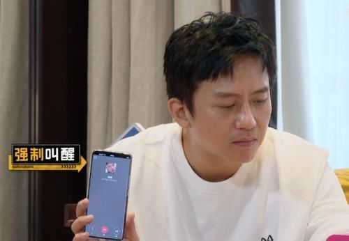 鹿晗被鄧超的電話吵醒,誰注意他下意識的反應?素質(zhì)不是裝出來的