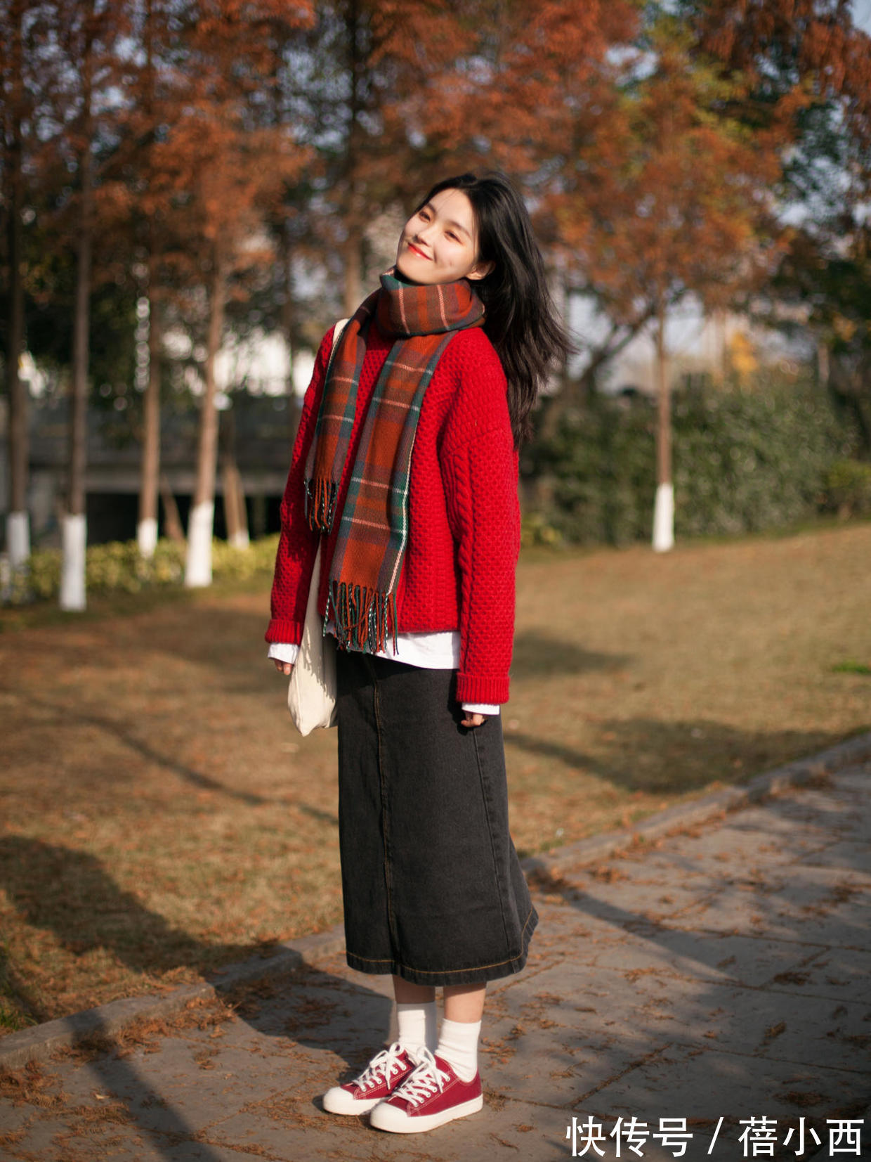 毛衣 新年穿搭选什么?首选“红色毛衣”来搭配,甜美满分更显元气