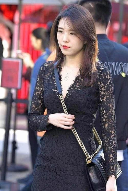 蕾丝 身穿蕾丝连衣裙的小姐姐,搭配显女人的S型身材!