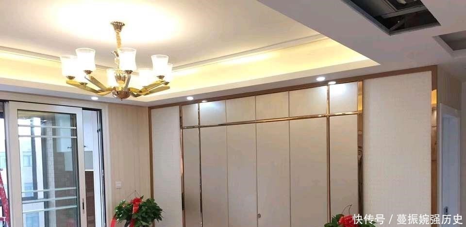 电视墙|刚做完保洁的新房,全屋漂亮极了,电视墙镶金边,估计你没见过