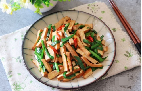 倒入|炒豆腐干时,直接下锅炒是不对的,多做这一步,炒出来柔嫩又入味