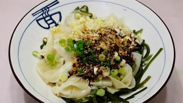 吃剩的饺子皮不要扔掉，3种做法瞬间变美食，操作简单，新手也会