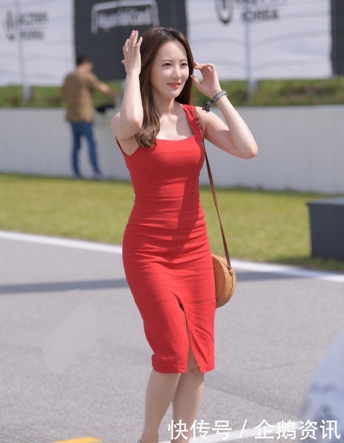 小雨云 谁说穿大红色就不香了裙子越“红”,显得自己越有魅力