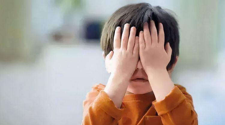 训斥|动不动就哭的孩子,与忍着不哭的宝宝,两者长大后有何区别?