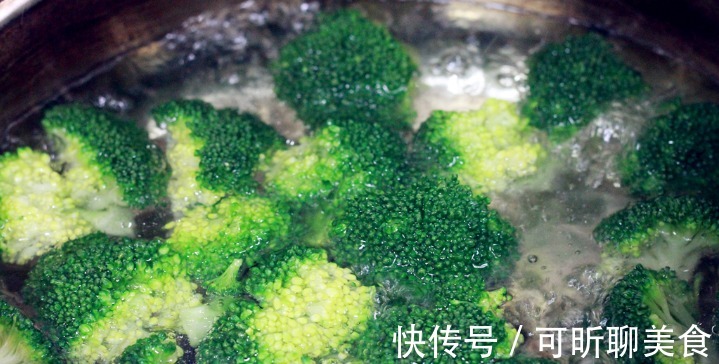 西兰花炒鲜菇|天热大鱼大肉易上火,这菜怎么吃也不腻,美白还减肥,比肉还抢手
