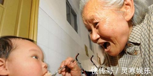 孙子|48岁奶奶接孙子,偶遇48岁妈妈接娃,相同年龄,不同人生