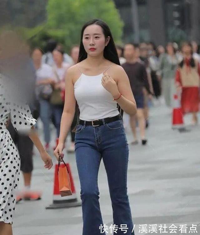 身材 白短款衬衫配牛仔喇叭裤,出街惊艳全场,漂亮又不失气场
