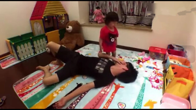 爸妈|爸妈在宝宝面前装死,大部分爸爸被宝宝扇醒,妈妈却截然不同