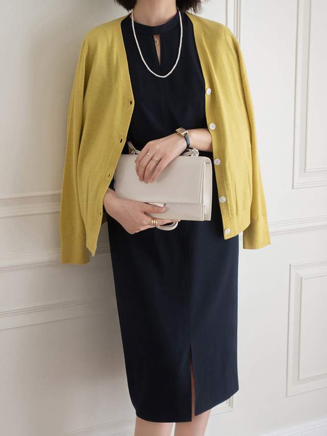 半身裙|今年秋天这种穿搭火了,叫“针织开衫搭配直筒A字裙”,高级减龄