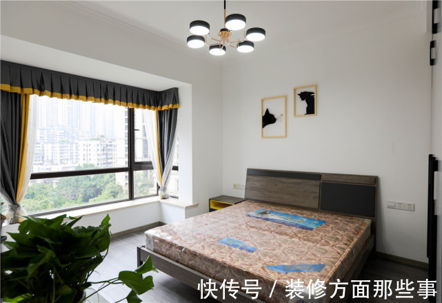 简洁|113平现代风三居室，在客厅黑灰中加入跳跃的亮色点缀