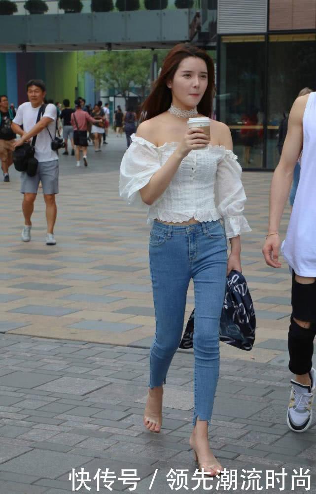 街拍美女：有了牛仔裤的陪伴，让小姐姐轻松拥有时尚美感