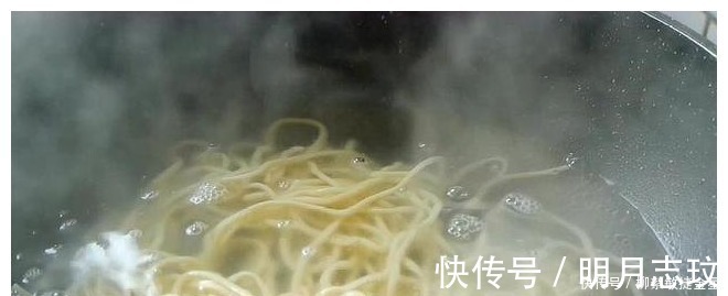 手擀面|这才是面条最好吃的做法，面条劲道，香辣爽口，看完一遍就会做！