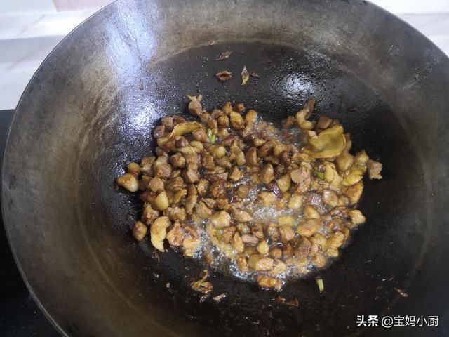 焖饭|夏季厨房热，宝妈给家人做营养一锅出，有肉有菜有主食，太香了