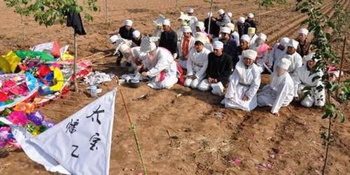  爱戴|古人为何把帽子写作“冒子”？西晋女爱戴无颜帢，被指“不要脸”