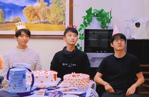 王俊凯刘昊然新综首播热度高，却因身材问题引争议，被指不像少年