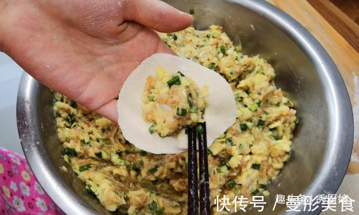 水调面|三伏天,遇到此菜别手软,比芹菜营养,比韭菜鲜,包饺子吃特香