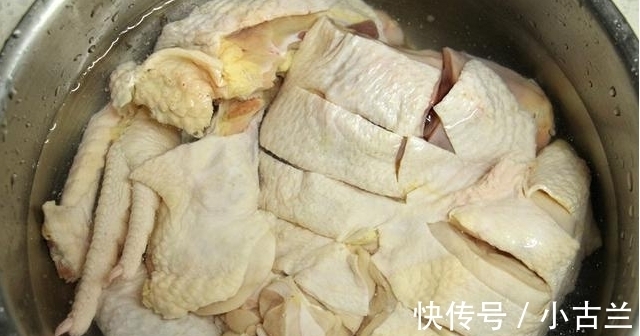上火|比白切鸡还好吃入味的清蒸鸡,不用一滴油,蘸上酱汁好吃不上火