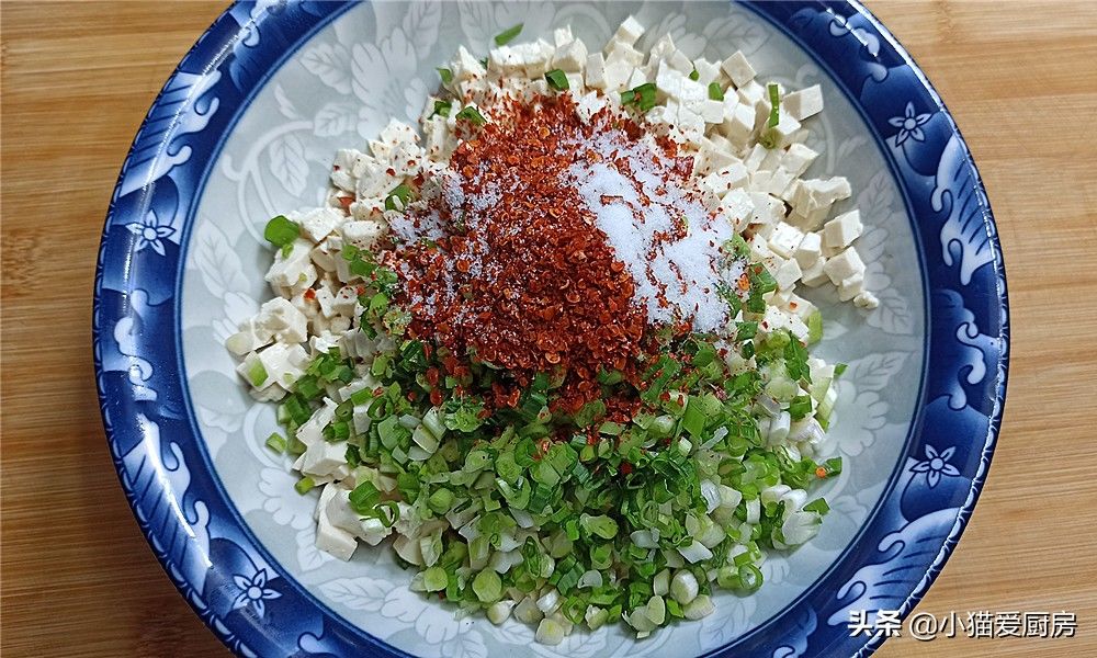 第一次用豆腐做包子,皮薄馅大香辣味美,比肉馅还香,好吃过瘾