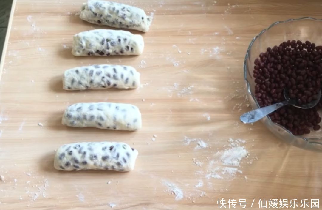  松软|红豆的另类做法，层层松软，营养又美味，隔三差五做给家人吃！