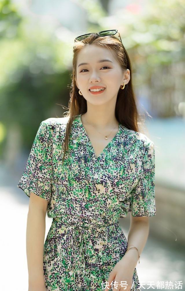 高跟鞋 夏日的减龄时尚穿搭,V领碎花连衣裙搭配高跟凉鞋,清新优雅时尚!