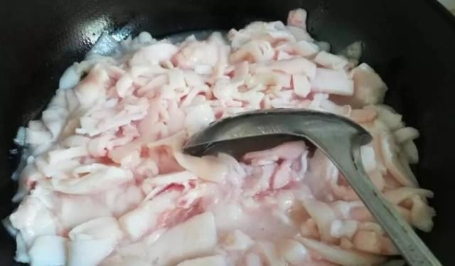 熬猪油时,别只知道加水,多加1勺它,熬好的猪油放上1年都不会坏