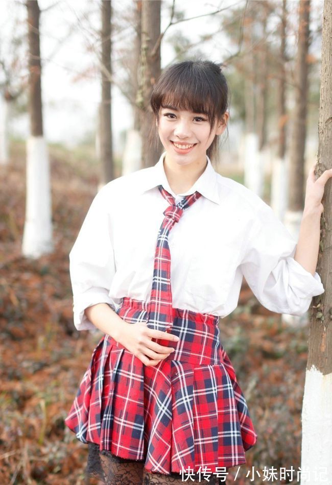 蕾丝|百褶的裙摆加入黑色蕾丝的点缀,甜美性感,减龄又时尚