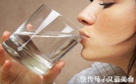 少喝|晚上喝水,做到“1多2少”,健康喝水,疾病会绕着你走