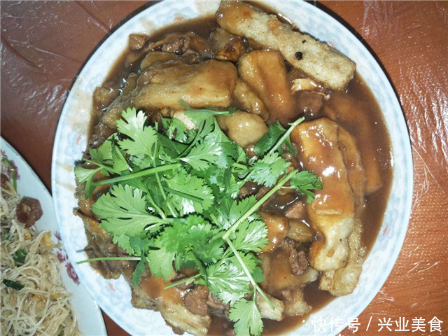 休假在家，媳妇下厨做大餐犒劳，晒朋友圈，邻居要带酒过来蹭饭！