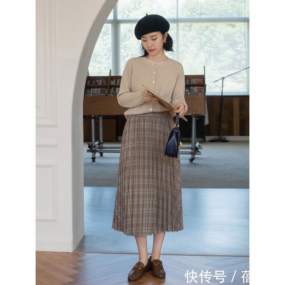 穿搭 今年火了一种穿搭,叫“针织衫+半身裙”,不仅知性而且超有气质