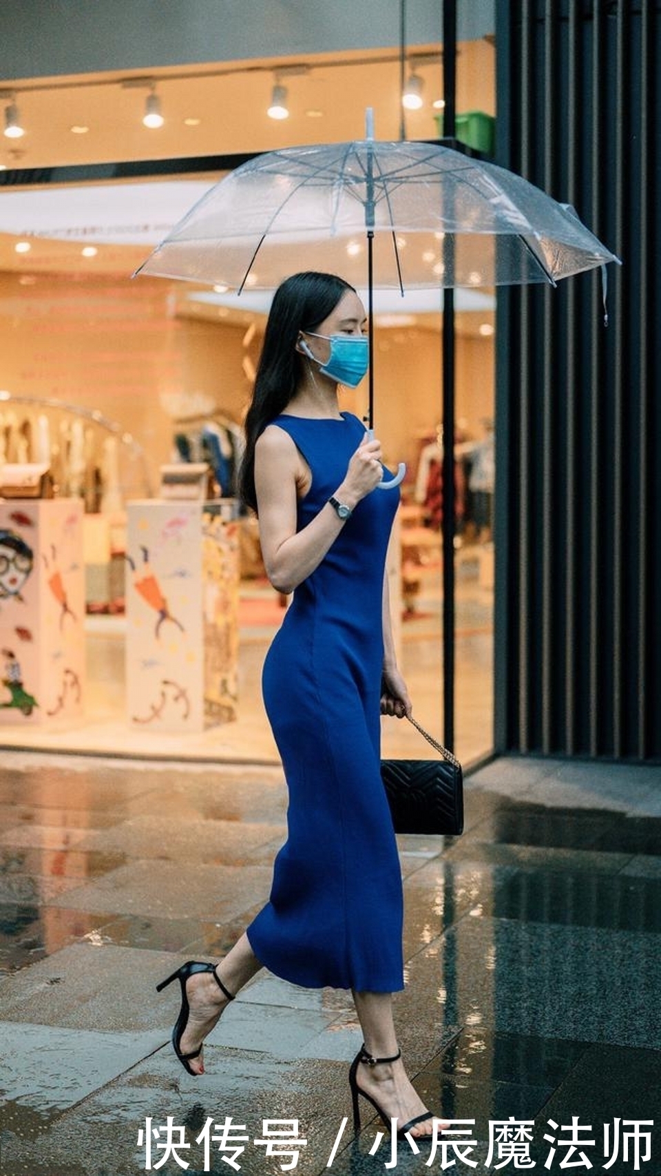 路人街拍，简洁的背心搭配蓝色牛仔热裤，清清爽爽