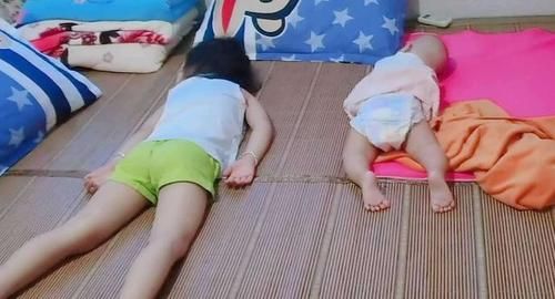 孩子|孩子熟睡后总爱“满床打滚”?背后的原因都在这里,宝妈要当心!