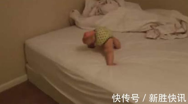 孩子|1岁宝宝摔下床,妈妈的做法让婆婆直呼冷血,医生却说:做的对