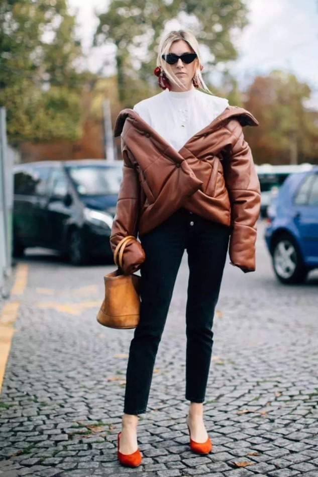 马丁靴 孙悦出席侄子婚礼,穿4万外套似土豪太太,变成主角太抢新娘风头