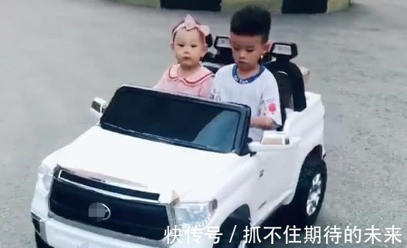 敞篷车|霸道哥哥开“敞篷车”带妹妹取快递火了,主要副驾驶还有个“妞”