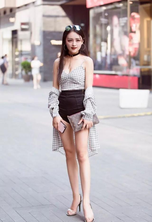 蕾丝|一头微卷长发的小姐姐,身穿吊带搭配微喇叭裤,展现出一种复古的美