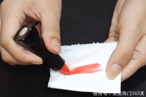 过期的口红不要扔,涂在纸巾上这样用,太厉害了,一年能省不少钱