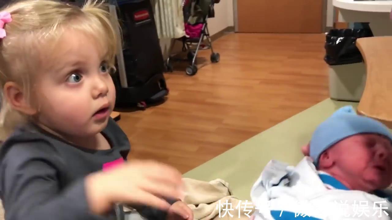 小宝宝|姐姐被妹妹突然的哭声吓到,下意识将妹妹扔掉,还好有惊无险