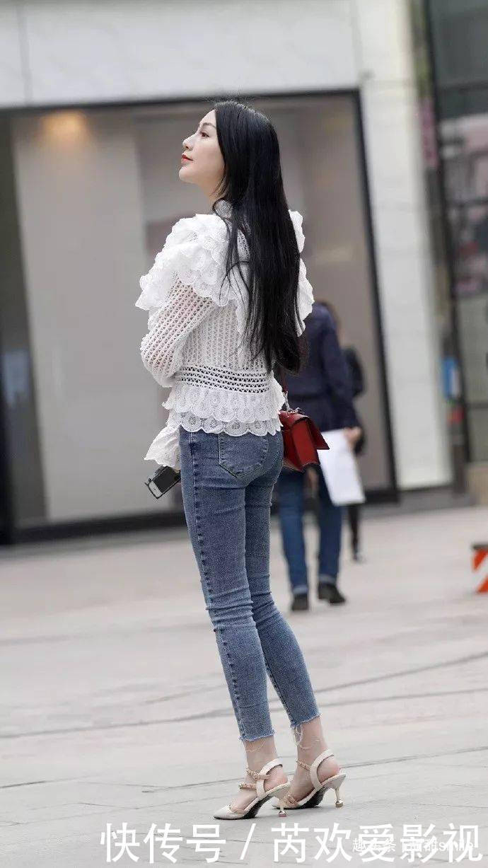 美女牛仔短裤搭配上一双红色的尖头高跟鞋,看上去既气质又优雅