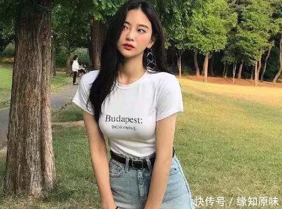 丰腴|街拍:高挑乖巧可人的美女,丰腴有致,展现的气质很有女人味!