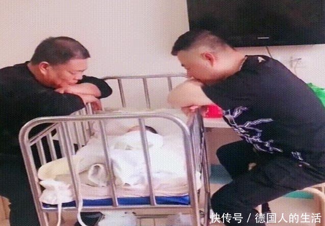 外公|家里“独苗”刚出生,爷爷外公凝视半小时不动,网友:以为是照片