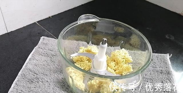 泡面丸子|你吃过炸的泡面吗香喷喷的，咬一口嘎嘣脆！